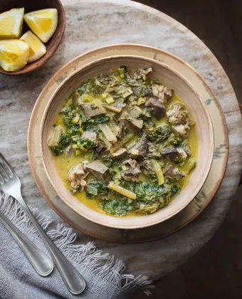 Μαγειρίτσα φρικασέ με μαρούλι