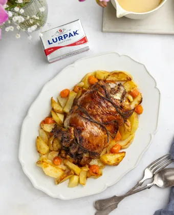 Ρολό από μπούτι αρνιού γεμιστό με τυρί, ψημένο με πατάτες και καρότα