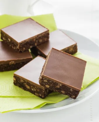 Σοκολατένιο γλυκό ψυγείου με κουλουράκια και σταφίδες