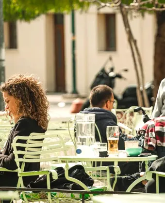 Για καφέ, φαγητό και ποτό στον ήλιο: Τα στέκια που βγάζουν τραπεζάκια έξω