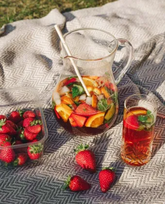 Pimm’s με φρούτα και δυόσμο: Ένα δροσερό aperitif με βρετανικό χαρακτήρα