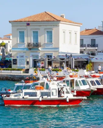 Σαββατοκύριακο στις Σπέτσες: Τι να κάνεις, πού να φας και ποιες παραλίες να επισκεφτείς