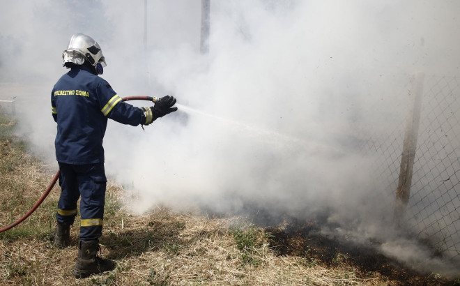 Πυρκαγιά σε χαμηλή βλάστηση στην Περιφερειακή Αιγάλεω - Και ελικόπτερο στη μάχη της κατάσβεσης