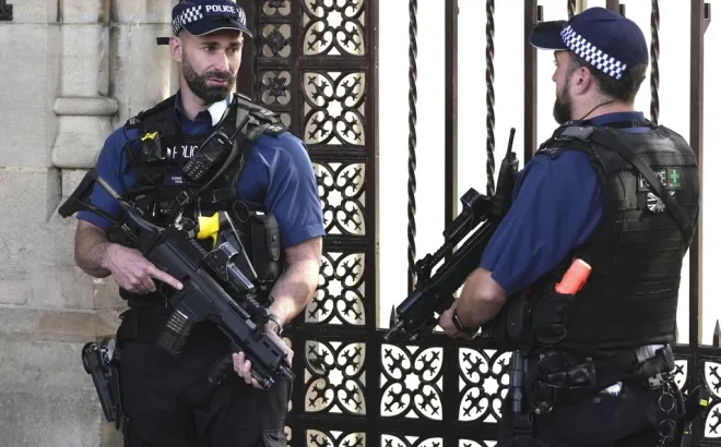 Βρετανία: Νεαρός συνελήφθη σε δικαστήριο για εμπρησμό ασθενοφόρων εβραϊκής οργάνωσης