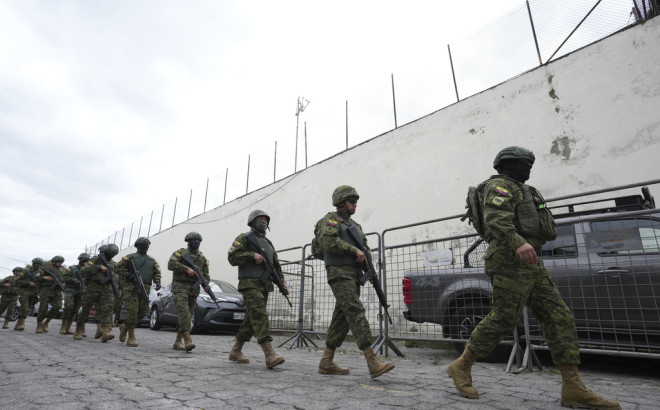 police and soldiers ecuador