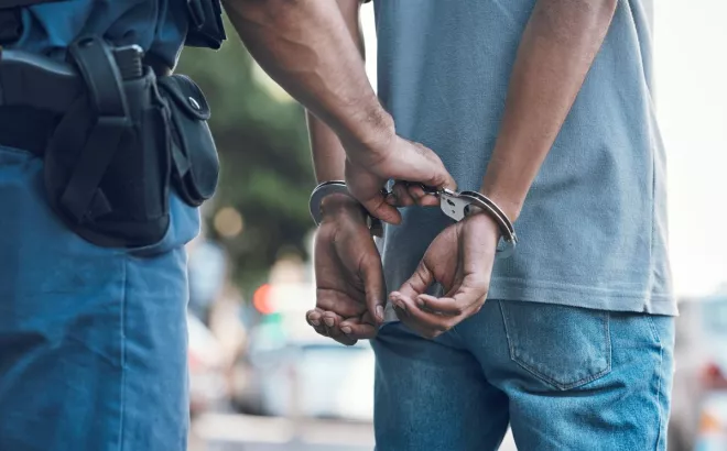 Καλαμαριά: Τρεις 19χρονοι άρπαξαν και λήστεψαν 22χρονο