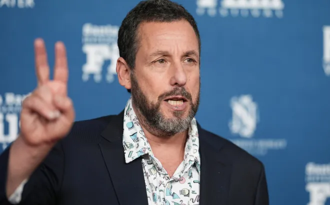 Ο Άνταμ Σάντλερ στο ψυχολογικό δράμα «Time Out» του Netflix