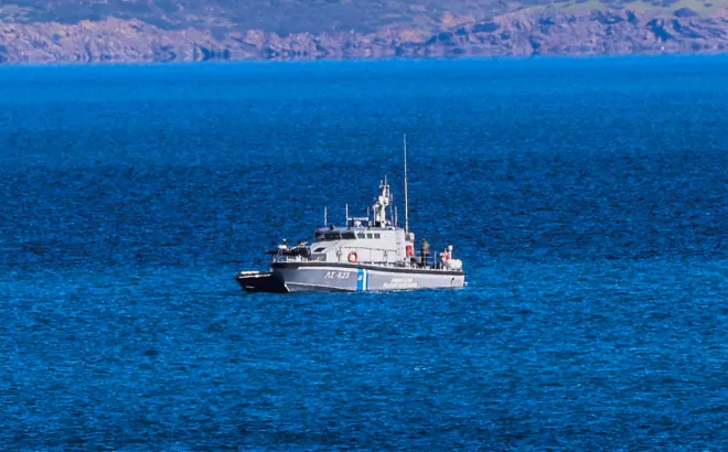 Καταδίωξη ταχυπλόου στη Σάμο: Eντοπίστηκαν 14 αλλοδαποί και συνελήφθη διακινητής