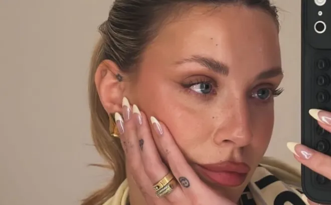 Γαρυφαλιά Καληφώνη: Υπέκυψε στην πιο chic τάση για mani. Γαλλικό με butter yellow