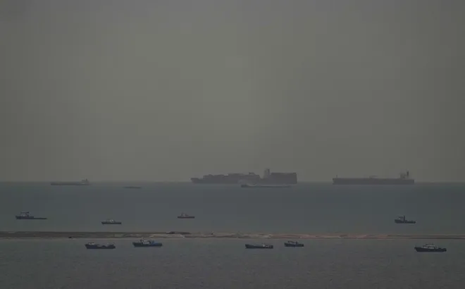 Παραμένει κλειστό το Στενό του Ορμούζ