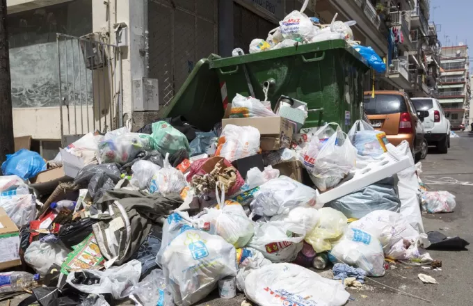 Πάνω από 500 τόνοι σκουπιδιών στους δρόμους της Θεσσαλονίκης λόγω χιονιά