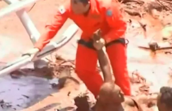 Βίντεο: Σώζουν μισοπεθαμένη γυναίκα μέσα από τη λάσπη στη Βραζιλία