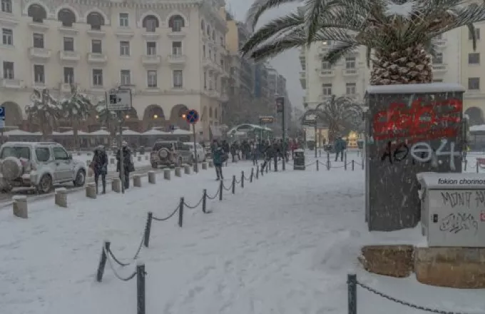 Υπατία: Πυκνό χιόνι στο κέντρο της Θεσσαλονίκης- Kλείνουν σχολεία