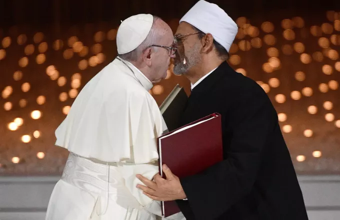 Το φιλί «στο στόμα» του Πάπα με τον Μεγάλο Ιμάμη του αλ Άζχαρ