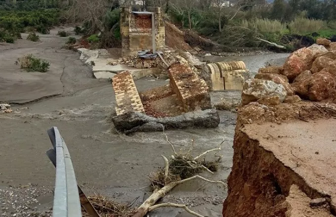 Δεκάδες χωριά αποκομμένα από τις βροχές στην Κρήτη, διαλυμένοι οι δρόμοι 