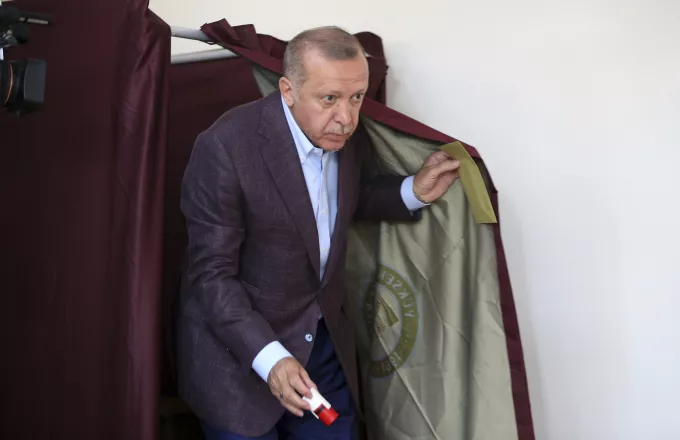 Ο Ερντογάν βάζει τέλος στα σενάρια για πρόωρες εκλογές μετά την ήττα