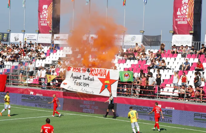 Πανό κατά του τουρκικού φασισμού διέκοψε αγώνα του Socca World Cup στο Ρέθυμνο