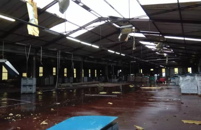 Σε βίντεο η στιγμή που ανεμοστρόβιλος «σαρώνει» εργοστάσιο στην Καλαμάτα