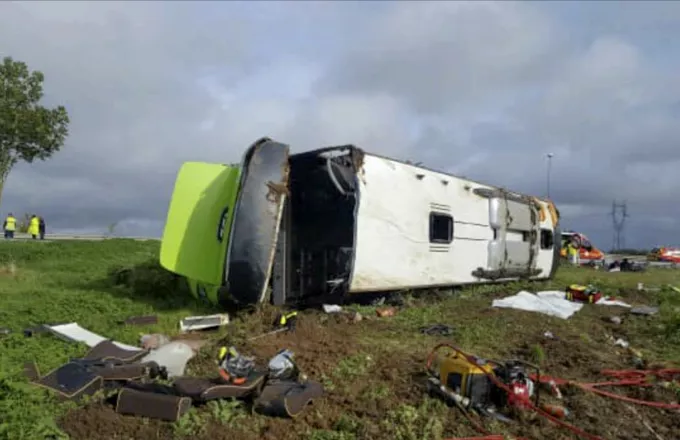 Έντεκα τραυματίες από λεωφορείο που ντεραπάρισε σε αυτοκινητόδρομο στη Γαλλία