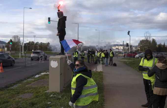 Η γαλλική αστυνομία έκανε χρήση δακρυγόνων κατά των διαδηλωτών