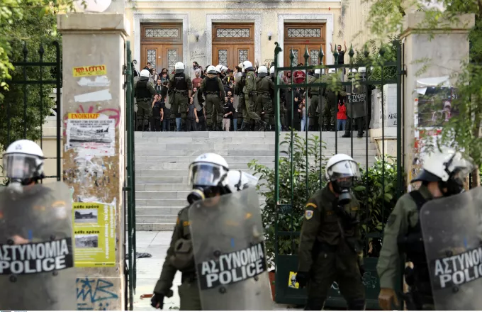 Βουλή: Στα χαρακώματα ΝΔ - ΣΥΡΙΖΑ για τα επεισόδια στην πρώην ΑΣΟΕΕ