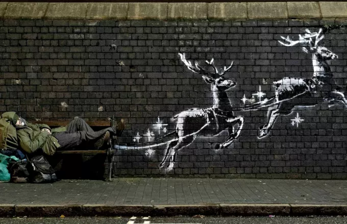 Το νέο «κοφτερό» γκράφιτι του Banksy για την αστεγία τα Χριστούγεννα (video)