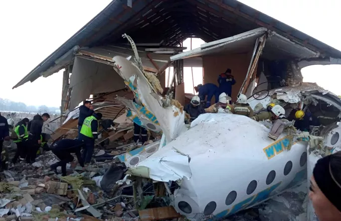 Στα δυο κόπηκε το αεροσκάφος στο Καζακστάν - Τι έσωσε τους 60 επιβάτες (pics, vid)