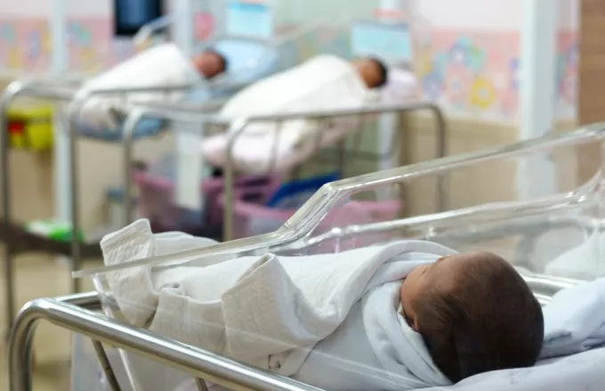 «Στο κόκκινο» η υπογεννητικότητα παγκοσμίως: Το εφιαλτικό σενάριο για την Ελλάδα το 2100