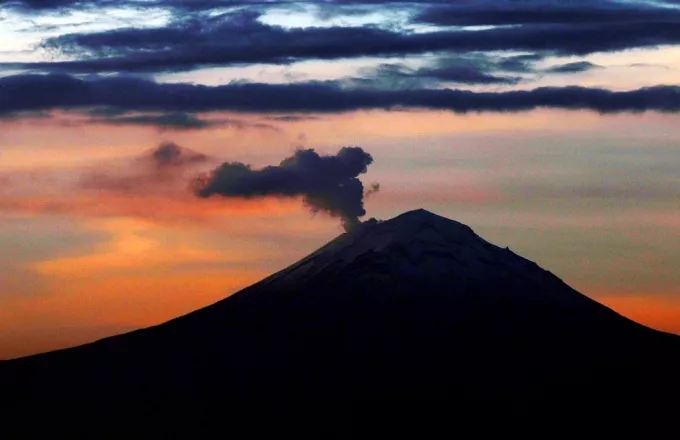 Απίστευτο βίντεο με έκρηξη ηφαιστείου στο Μεξικό - Στήλη καπνού 3 χιλιομέτρων