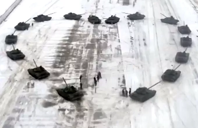 Ρωσία: Πρόταση γάμου με άρματα μάχης σε σχήμα καρδιάς (vid)