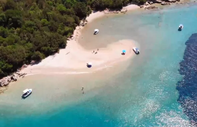 Μούρτος: Μια βουτιά στην πιο διάσημη πισίνα του Ιονίου (video)