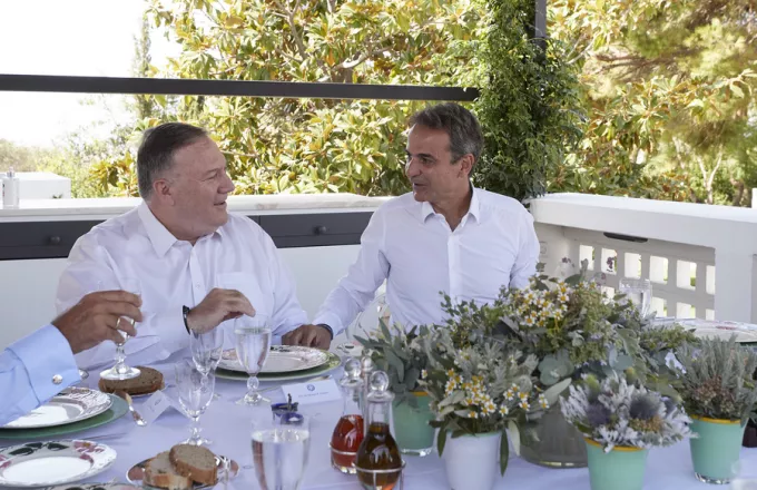 Το κρητικό τραπέζι στον Πομπέο από τον Μητσοτάκη- Το μενού και οι ευχαριστίες (video)