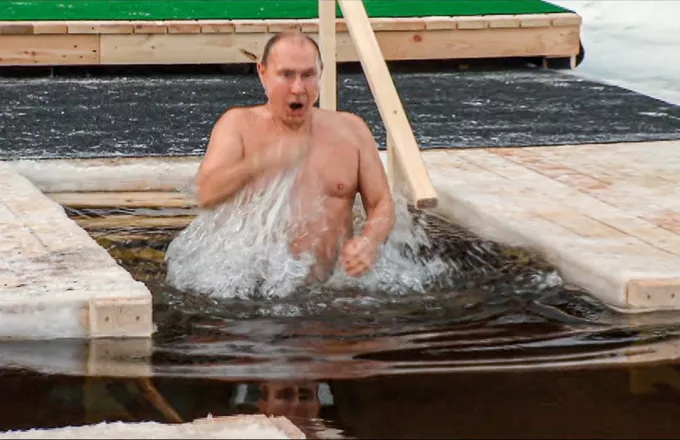 Βουτιά Πούτιν στα παγωμένα νερά, με τη θερμοκρασία στους -20 (vid, pics)