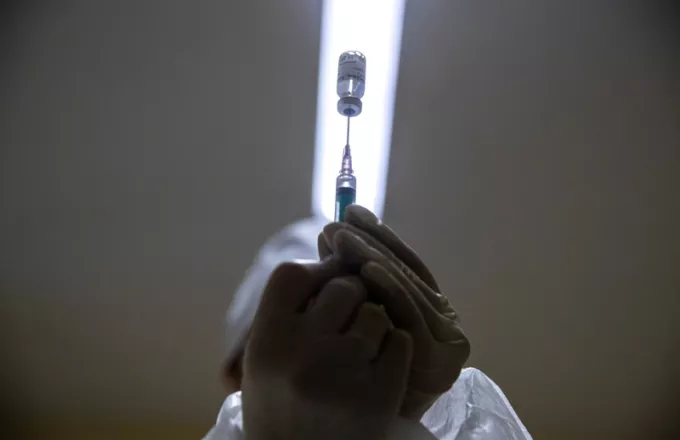 Μόσιαλος: Ισχυρή ανοσοαπόκριση του 99% των εμβολιασθέντων και με 1 δόση του εμβολίου της Pfizer
