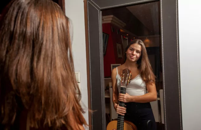 «Νίκησε αποστάσεις»: 17χρονη από Πρέσπες «μαγεύει» με ήχους κιθάρας και κερδίζει διακρίσεις 