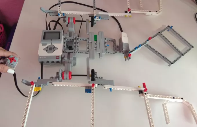 Θεσσαλονίκη: Μαθήτριες από τη Νάουσα έφτιαξαν ρομπότ που διπλώνει τα ρούχα