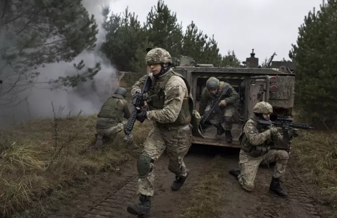 Ουκρανία: Προσομοίωση...πολέμου κοντά στην Κριμαία υπό την απειλή ρωσικής εισβολής