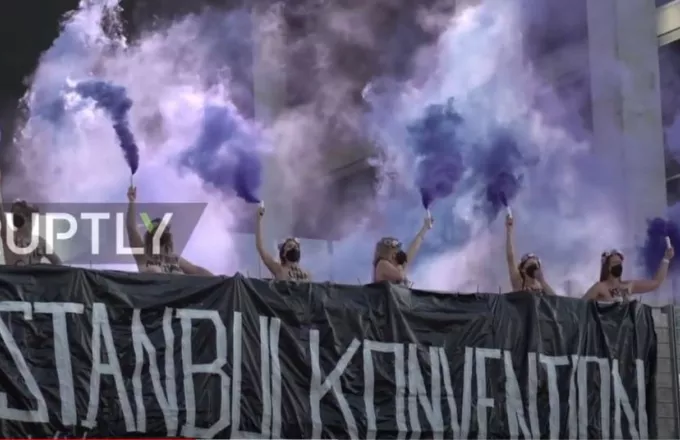 Ο Ερντογάν στο στόχαστρο των FEMEN – Η γυμνόστηθη διαμαρτυρία στο Βερολίνο (pics)