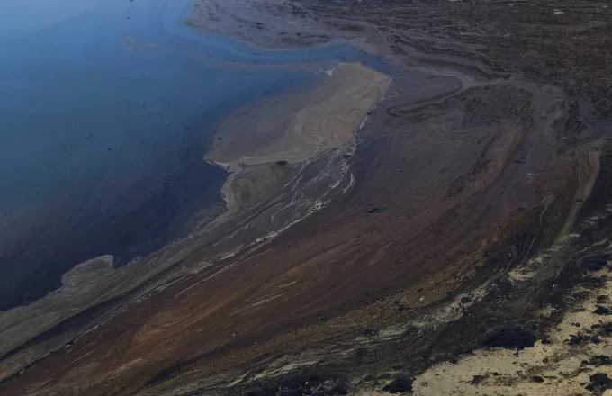 Περιβαλλοντική καταστροφή έχει προκαλέσει η πετρελαιοκηλίδα στα ανοικτά της νότιας Καλιφόρνιας
