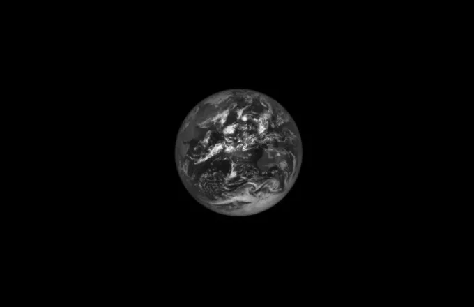 Το επάνω αριστερό μέρος της εικόνας περιλαμβάνει μια άποψη του Χαντάρ, στην Αιθιοπία, όπου βρίσκεται το απολίθωμα προγονικού ανθρώπου ηλικίας 3,2 εκατομμυρίων ετών για το οποίο ονομάστηκε το διαστημόπλοιο.