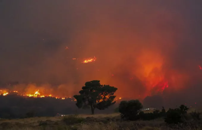 Σε εξέλιξη πυρκαγιά στο Μονόπυλο Καστοριάς 