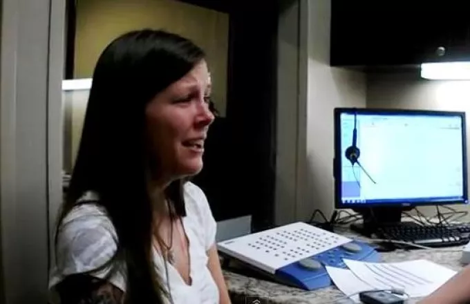 Βρήκε την ακοή της χάρη σε μόσχευμα - μικροεπεξεργαστή (Video)
