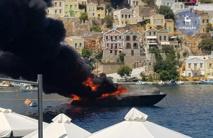 Στις φλόγες παραδόθηκε θαλαμηγός στο λιμάνι της Σύμης (pic+vid)