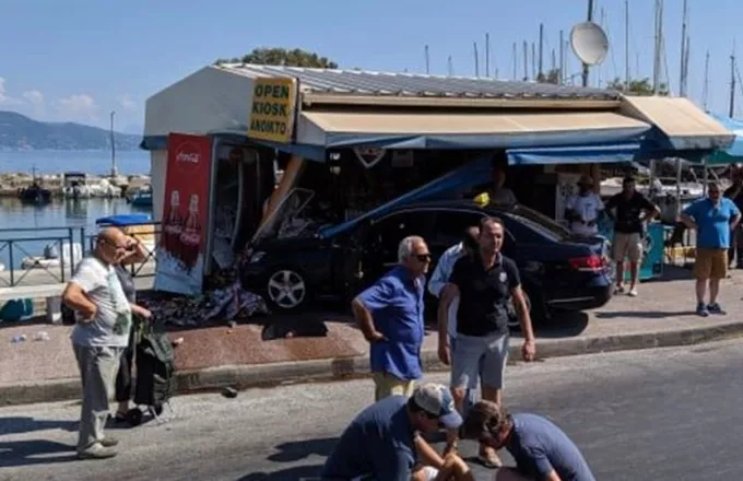 Κέρκυρα: Ταξί έπεσε πάνω σε περίπτερο - Μια τραυματίας
