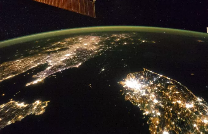 Εντυπωσιακές εικόνες της NASA δείχνουν τη Β. Κορέα βυθισμένη στο σκοτάδι (video - GIF)