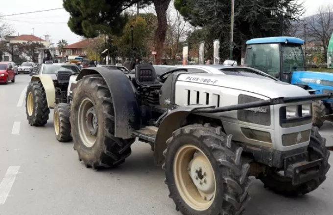 Συλλαλητήριο με αγροτικά μηχανήματα στο κέντρο της Λάρισας