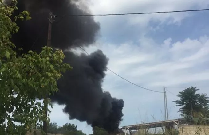 Θέρμη: Yπό έλεγχο η φωτιά κοντά στο αεροδρόμιο Μακεδονία (φωτό - video)