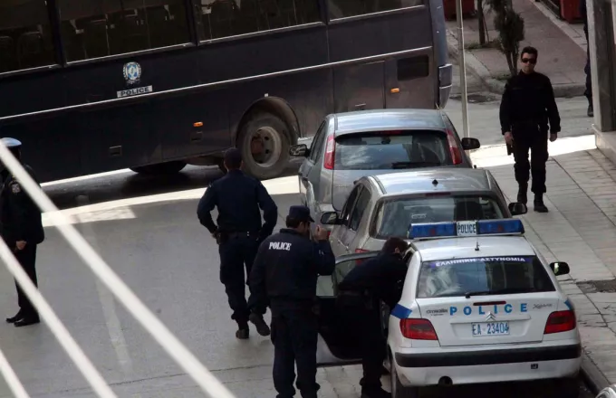 Στο αυτόφωρο οι πέντε συλληφθέντες για τις ληστείες σε Βελβεντό και Φιλώτα