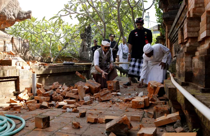 Σε έκτακτη ανάγκη η Ινδονησία: Τουλάχιστον 1 νεκρός μετά τον ισχυρό σεισμό