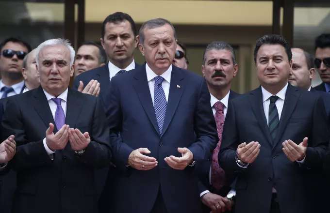 Ο Αλί Μπαμπατζάν, πρώην σύμμαχος του Ερντογάν, παραιτήθηκε από το AKP